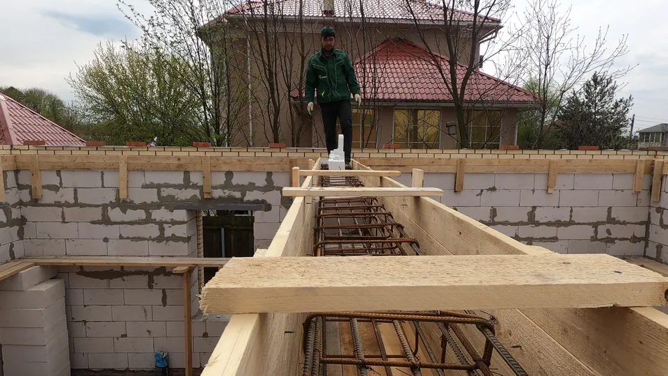 Арматура железобетонного пояса над внутренней стеной