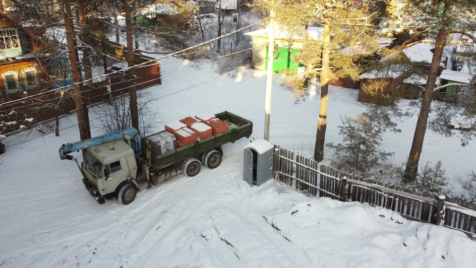 Вид сверху на разгрузку строительных материалов