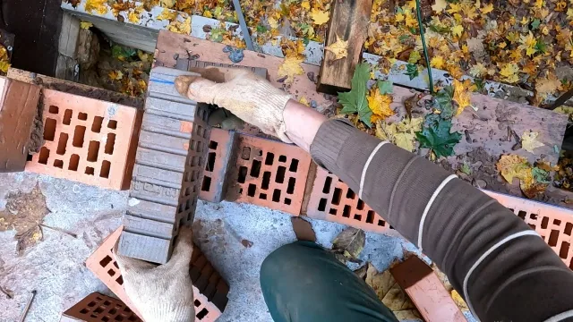 Нанесение раствора на пустотелый кирпич