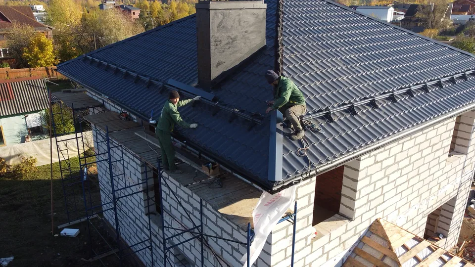 Работа у карниза над строительными лесами