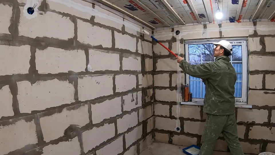 Нанесение состава валиком на блочную стену