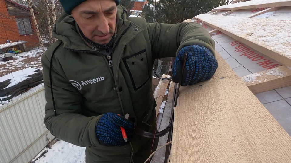 Установка кронштейна водосточного желоба