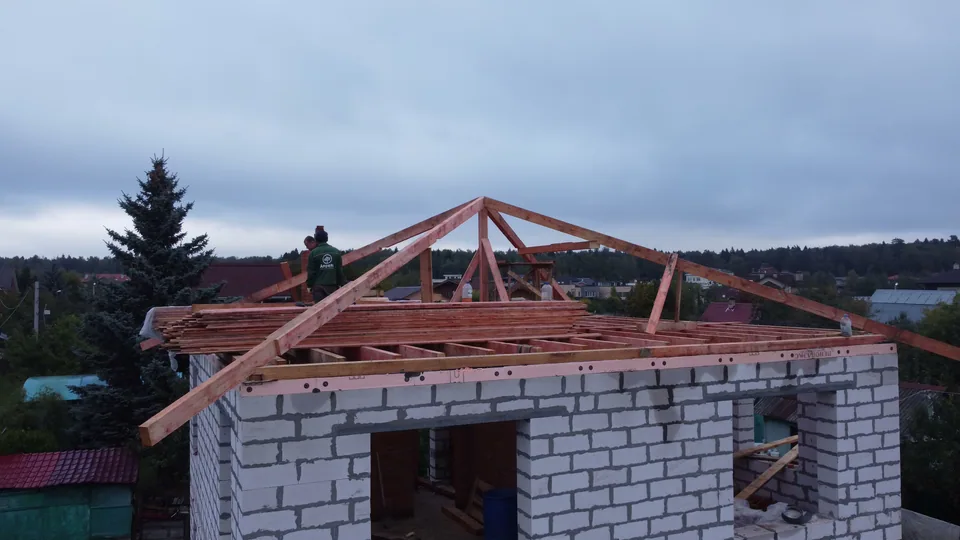 Деревянный каркас крыши над блочными стенами