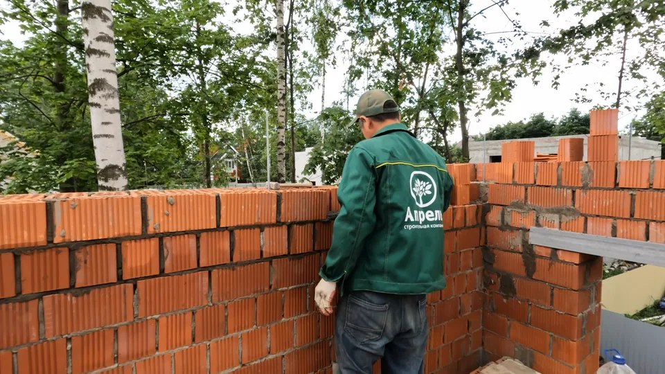 Установка керамического блока в очередной ряд