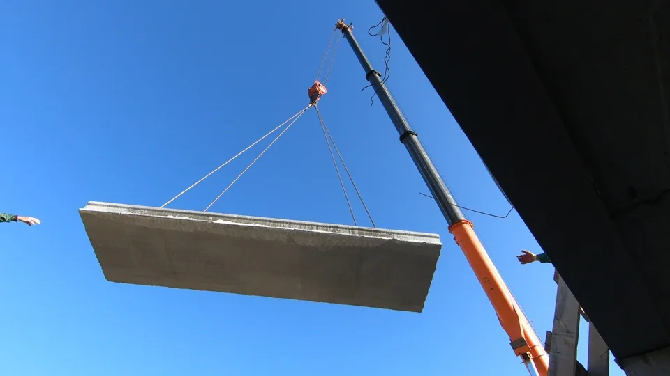 Подъём железобетонной плиты на стропах