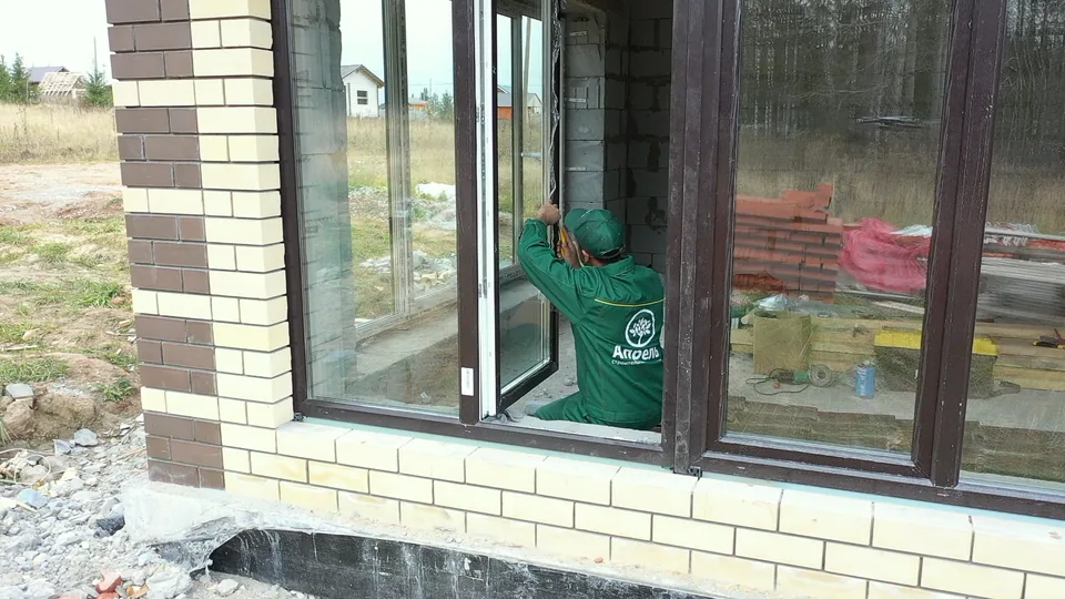 Монтаж большого оконного блока со стороны помещения