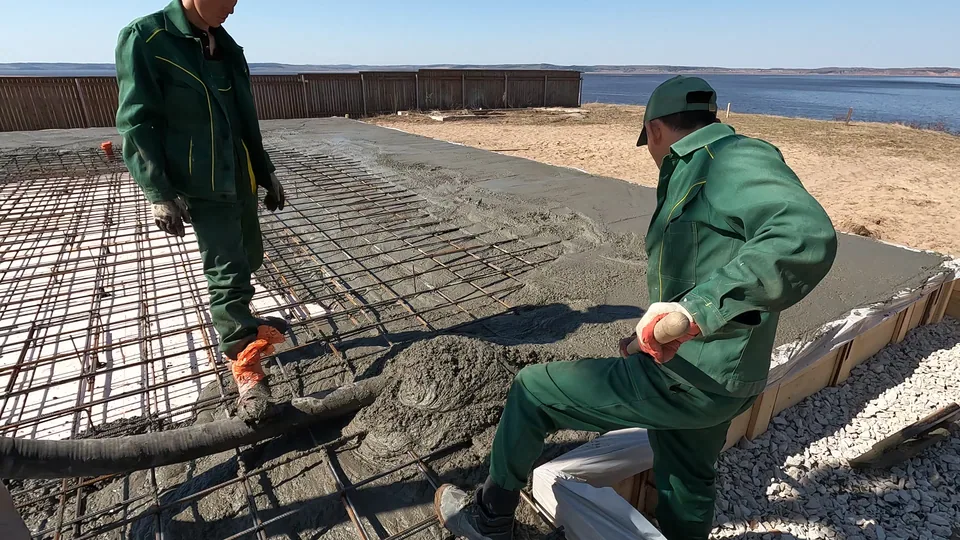 Распределение бетонной смеси по арматуре