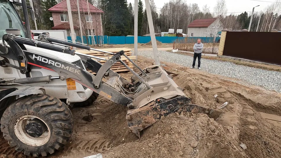 Погрузчик подаёт песок к фундаменту