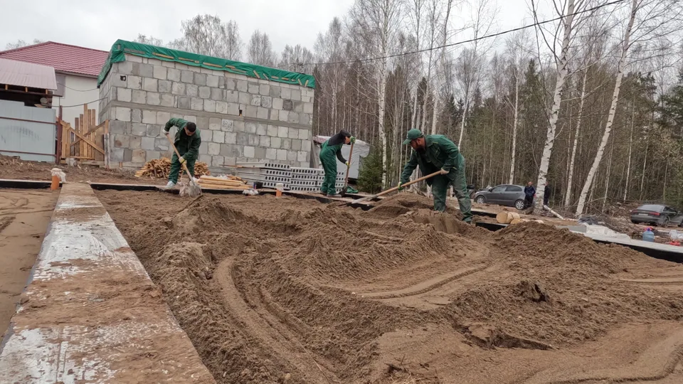 Выравнивание песчаного слоя внутри фундамента