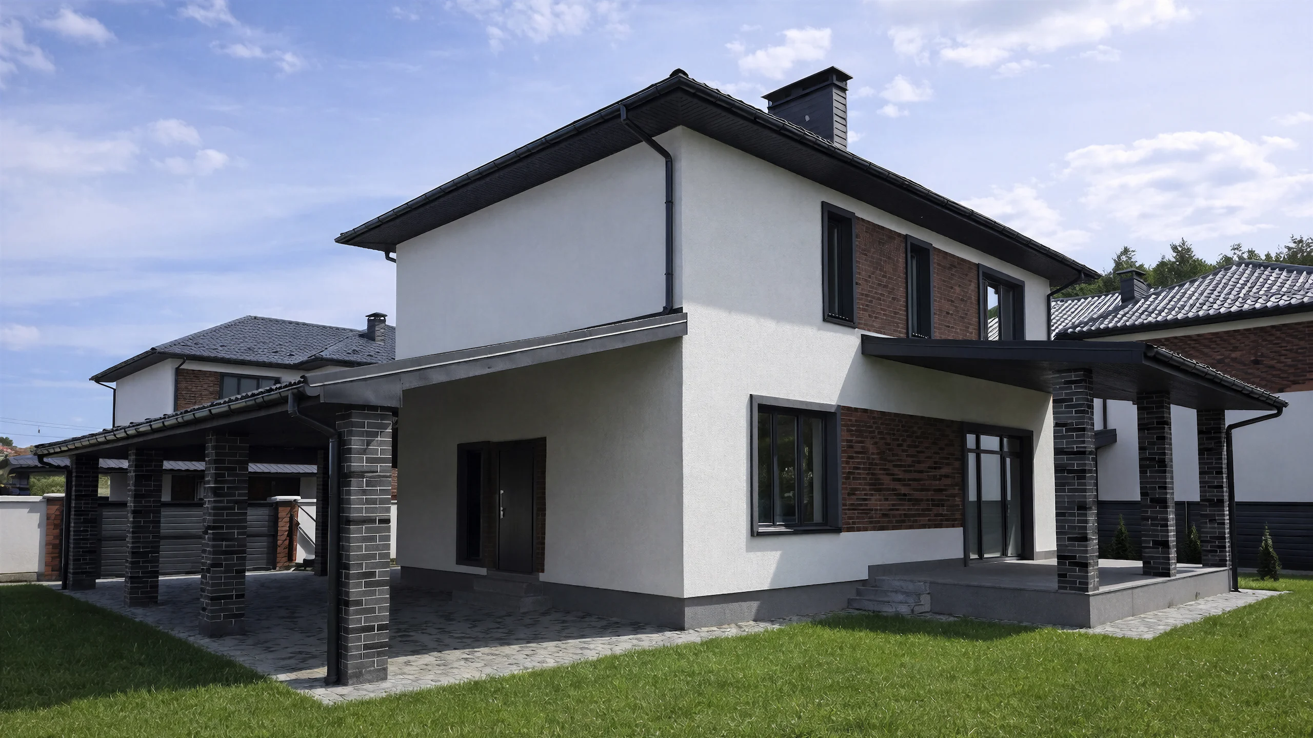 Боковой фасад двухэтажного дома 250 м² с крытым навесом, каменными столбами и крупным угловым окном