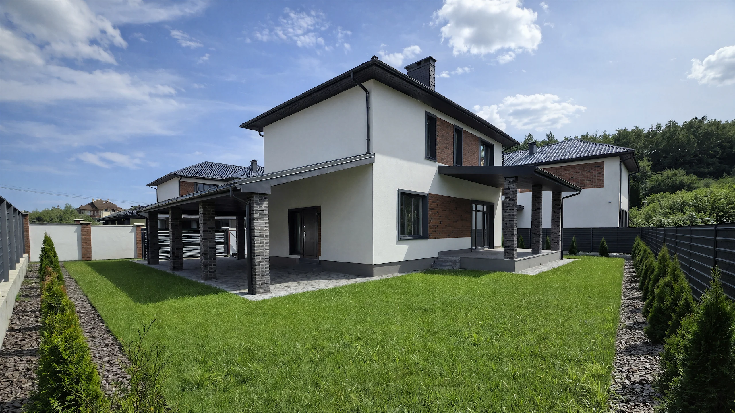 Дом 250 м² со стороны участка с крытой террасой, каменными колоннами и панорамным окном