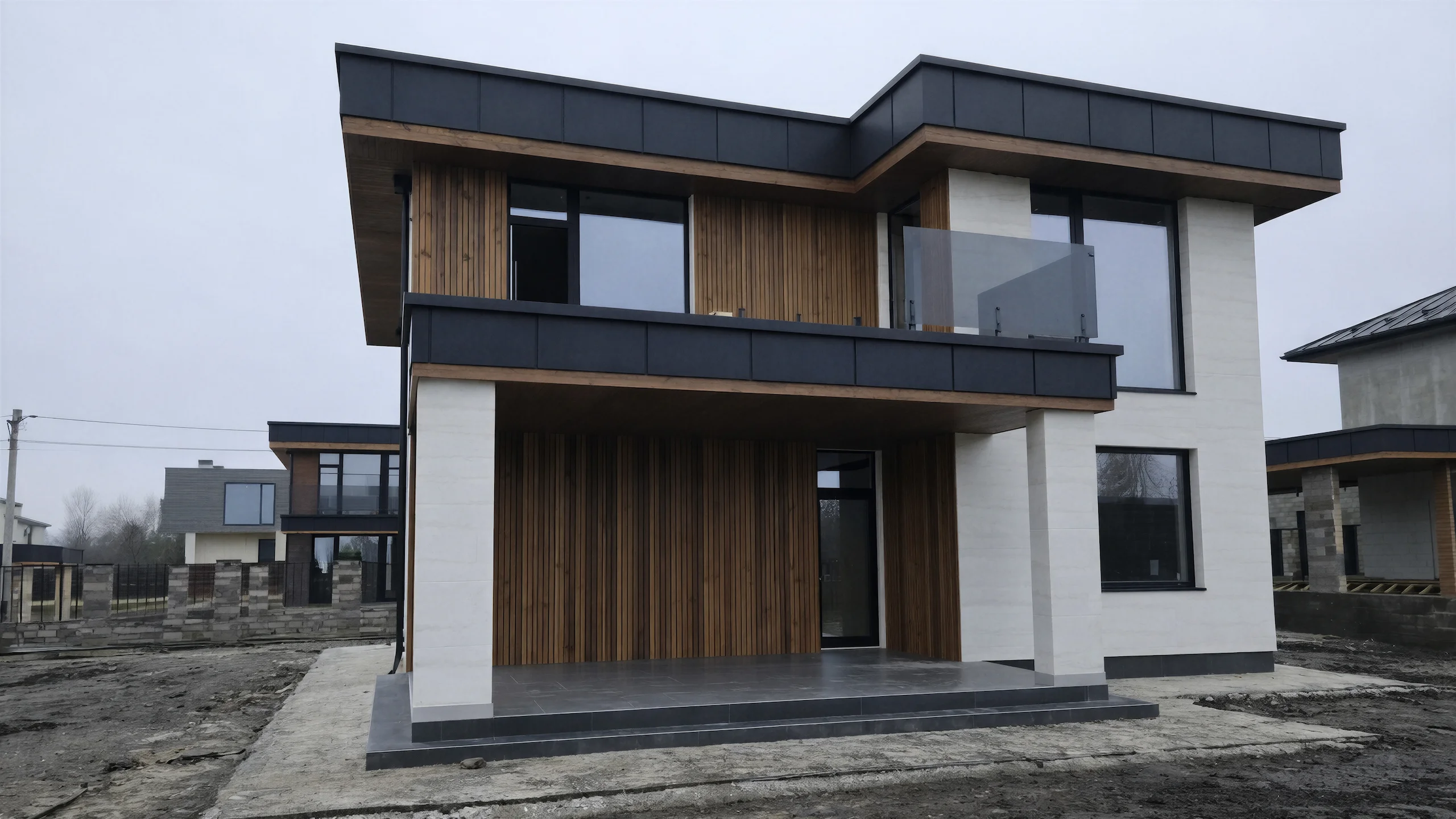 Дворовый фасад двухэтажного дома 240 м² с балконом, деревянной отделкой и большим панорамным окном