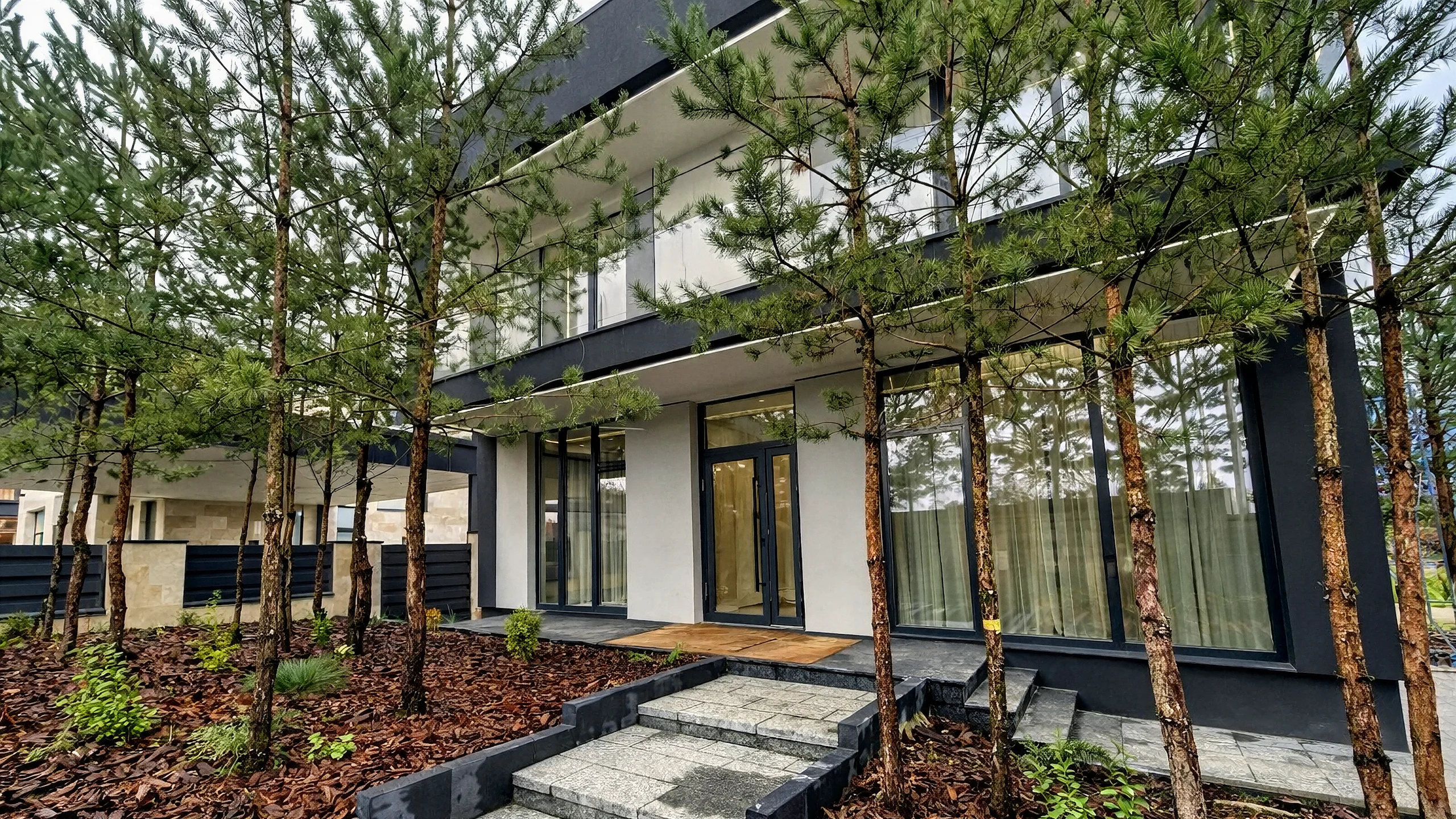 Дом 267 м² среди сосен с крытой террасой, деревянной отделкой и панорамным фасадом